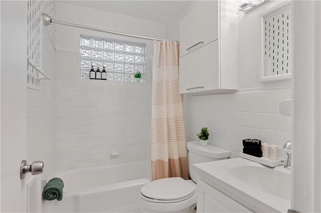 960 Saint Charles Avenue NE Unit 4