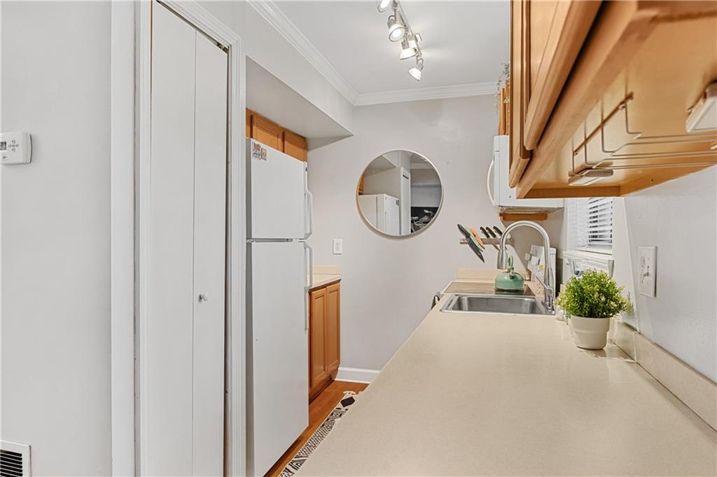 960 Saint Charles Avenue NE Unit 4