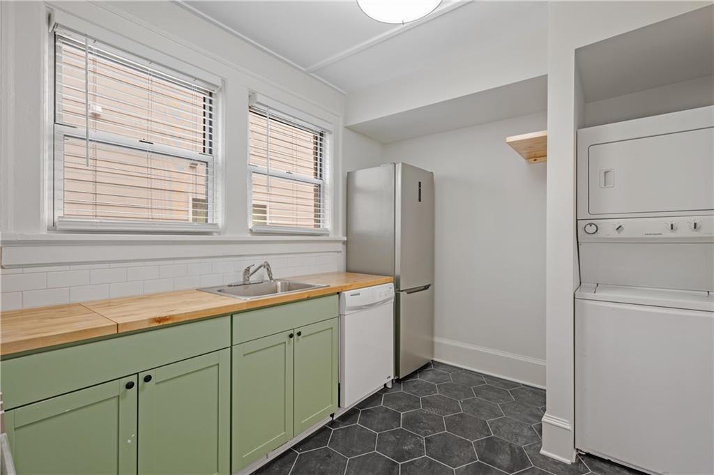 716 Lakeview Avenue NE Unit 1