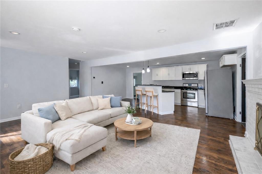 240 W Lake Drive NW