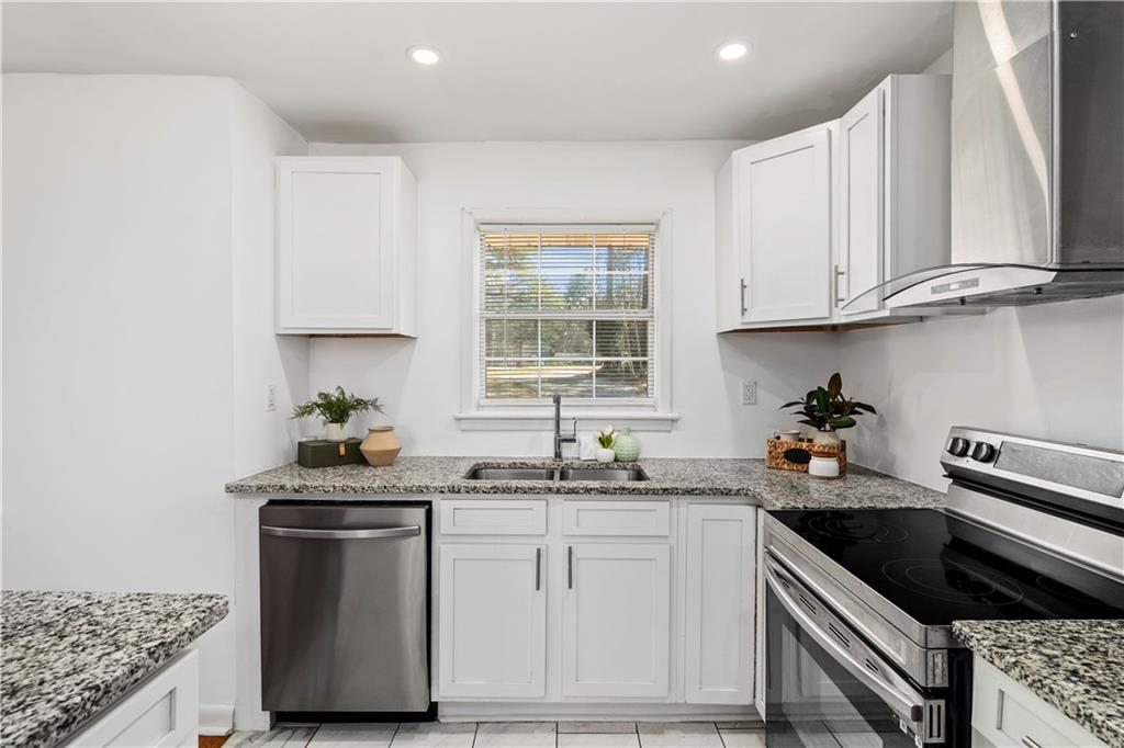 2440 Edgewater Drive SW