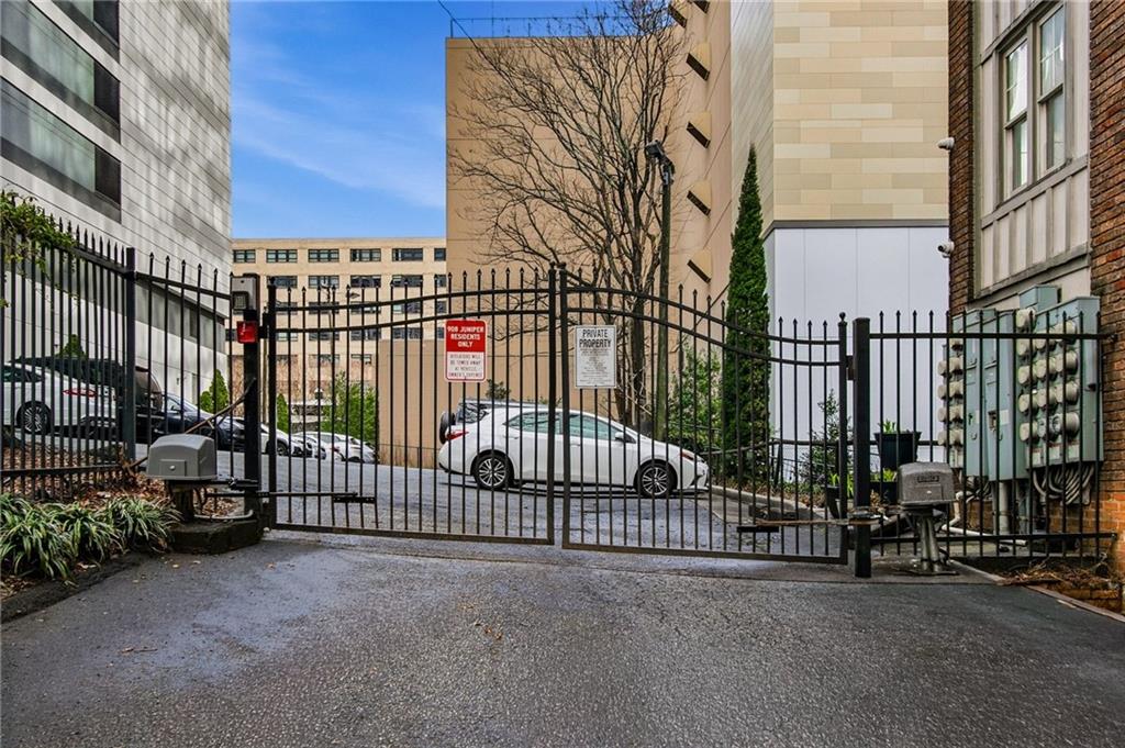 908 Juniper Street NE Unit 4