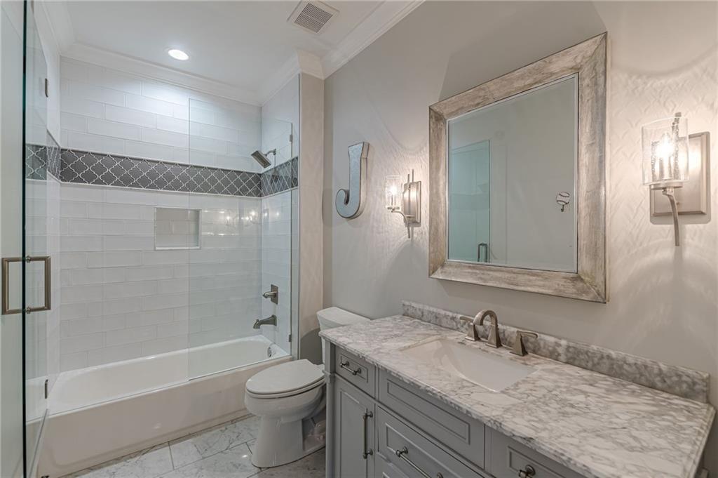 1104 Roxboro Drive NE