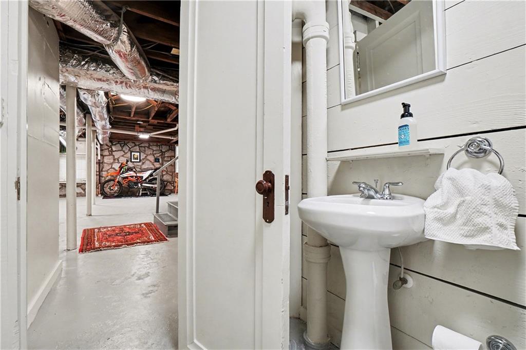 1528 N Highland Avenue NE Avenue