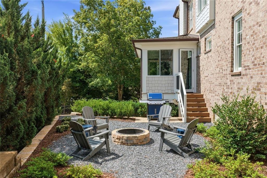 383 Peachtree Avenue NE