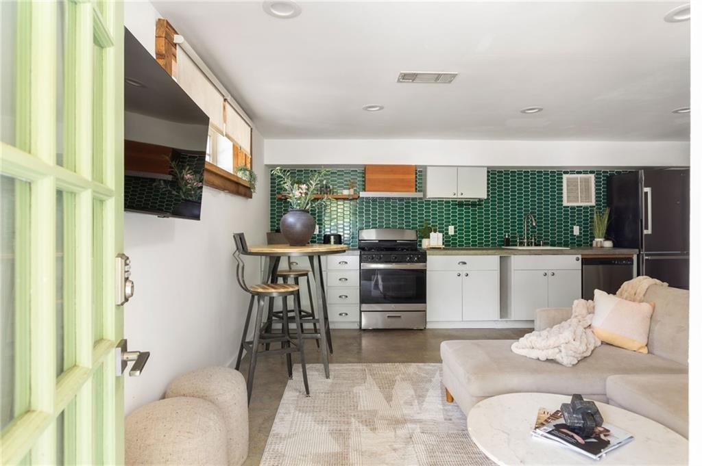 133 Arcadia Circle NW