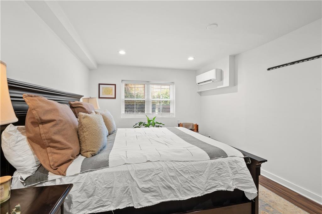 880 Saint Charles Avenue NE Unit 9