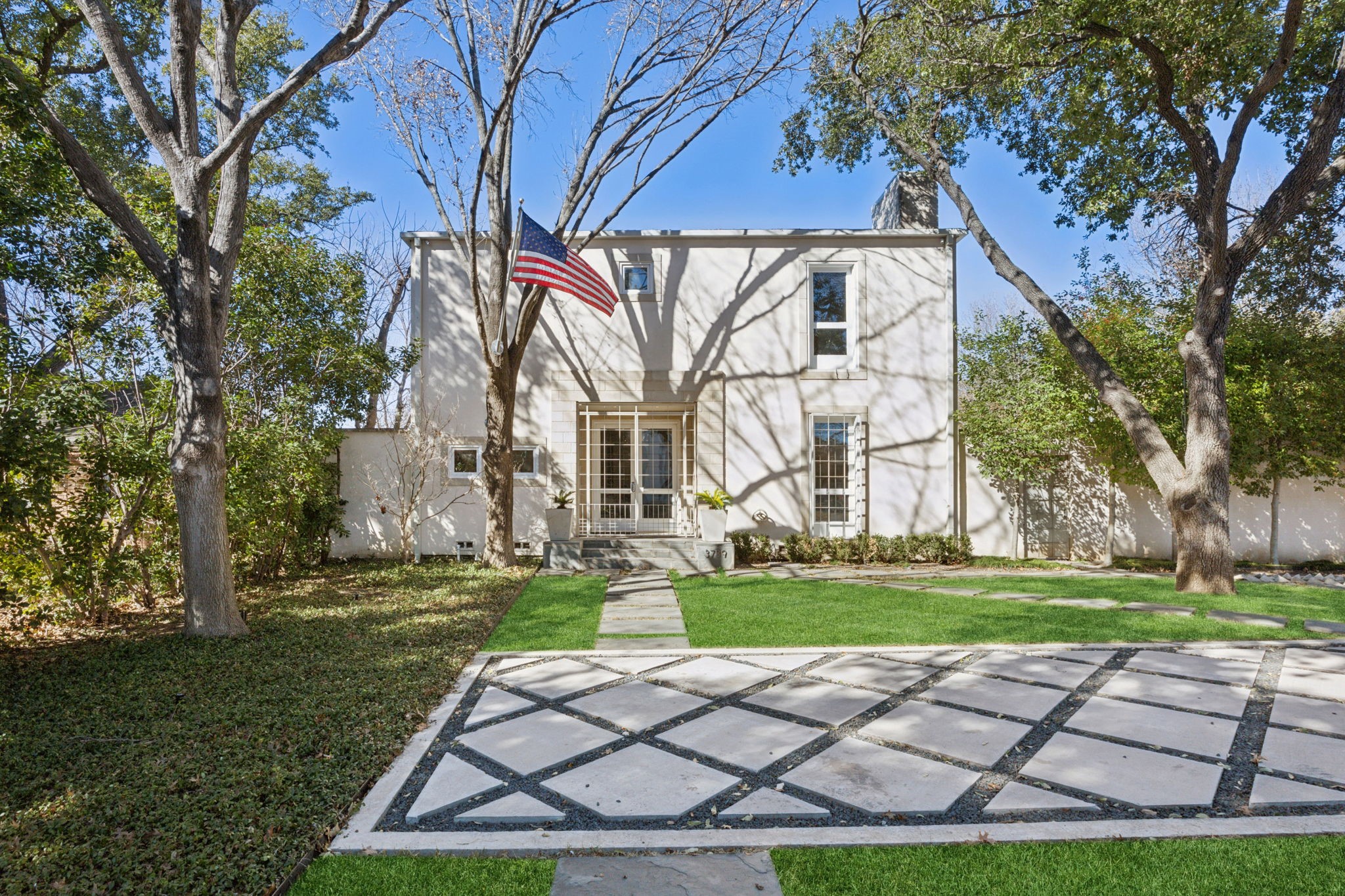 3739 N Versailles Avenue
