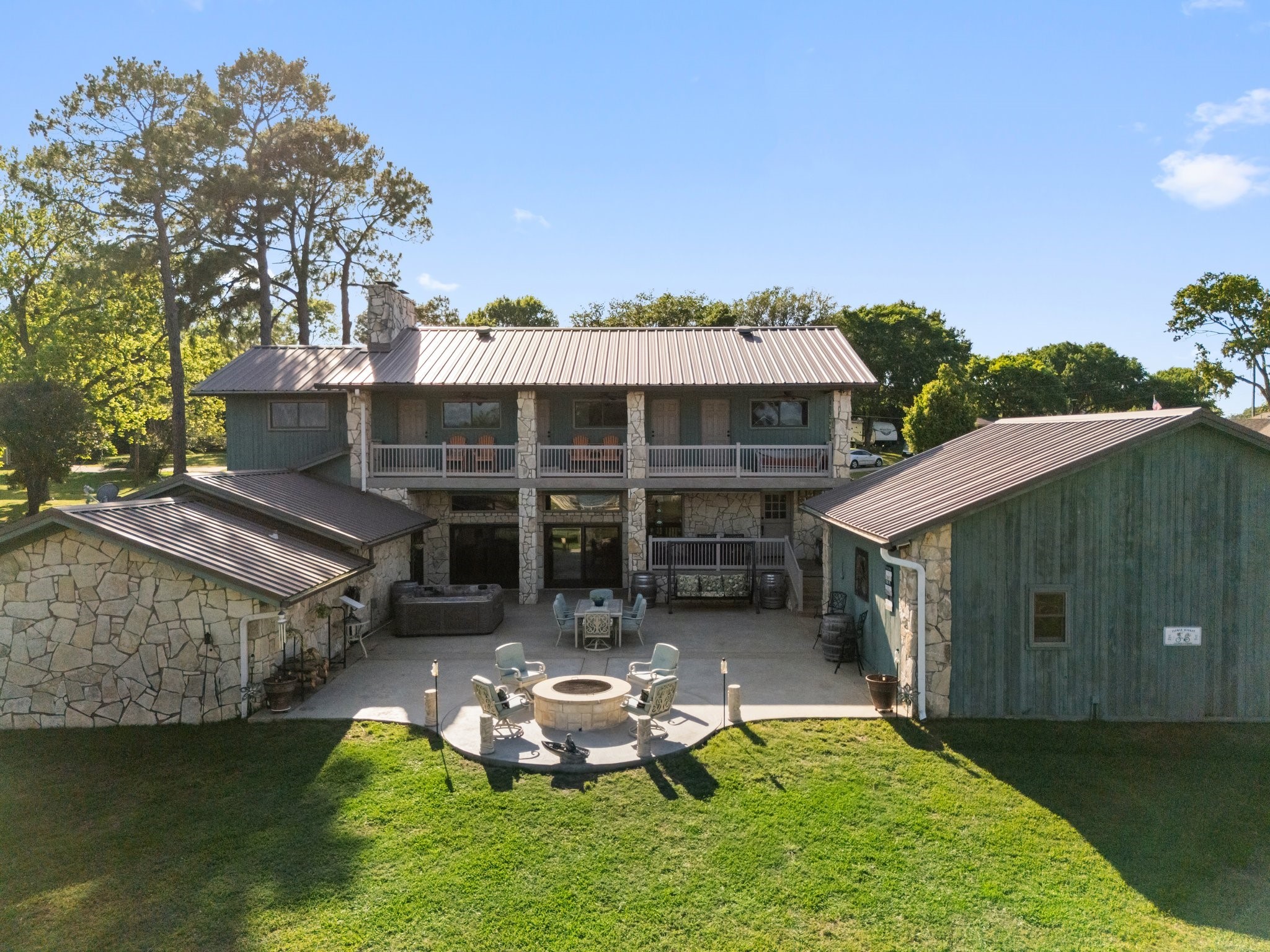 1035 Holiday Circle