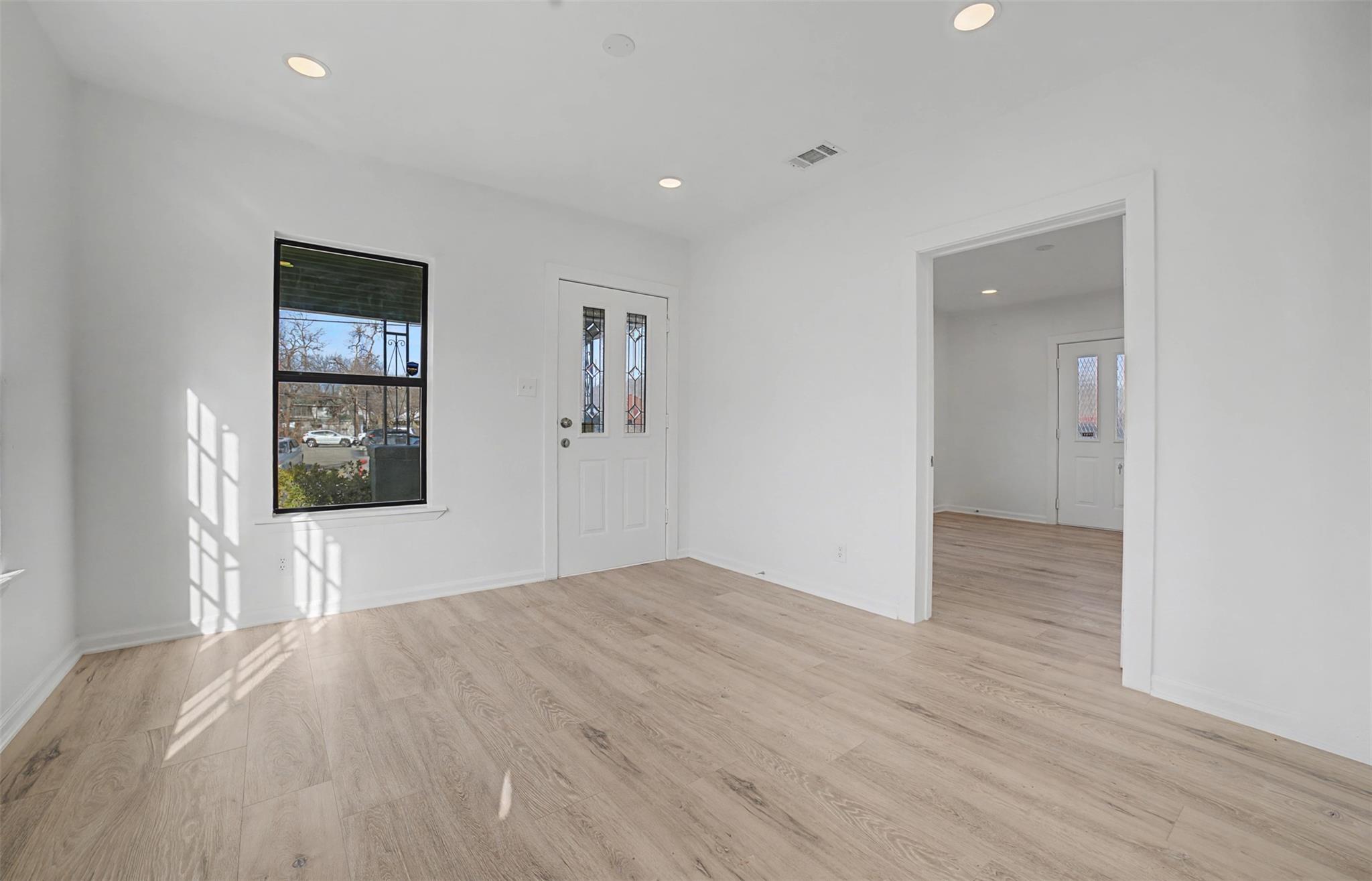 2703 E Cesar Chavez ST