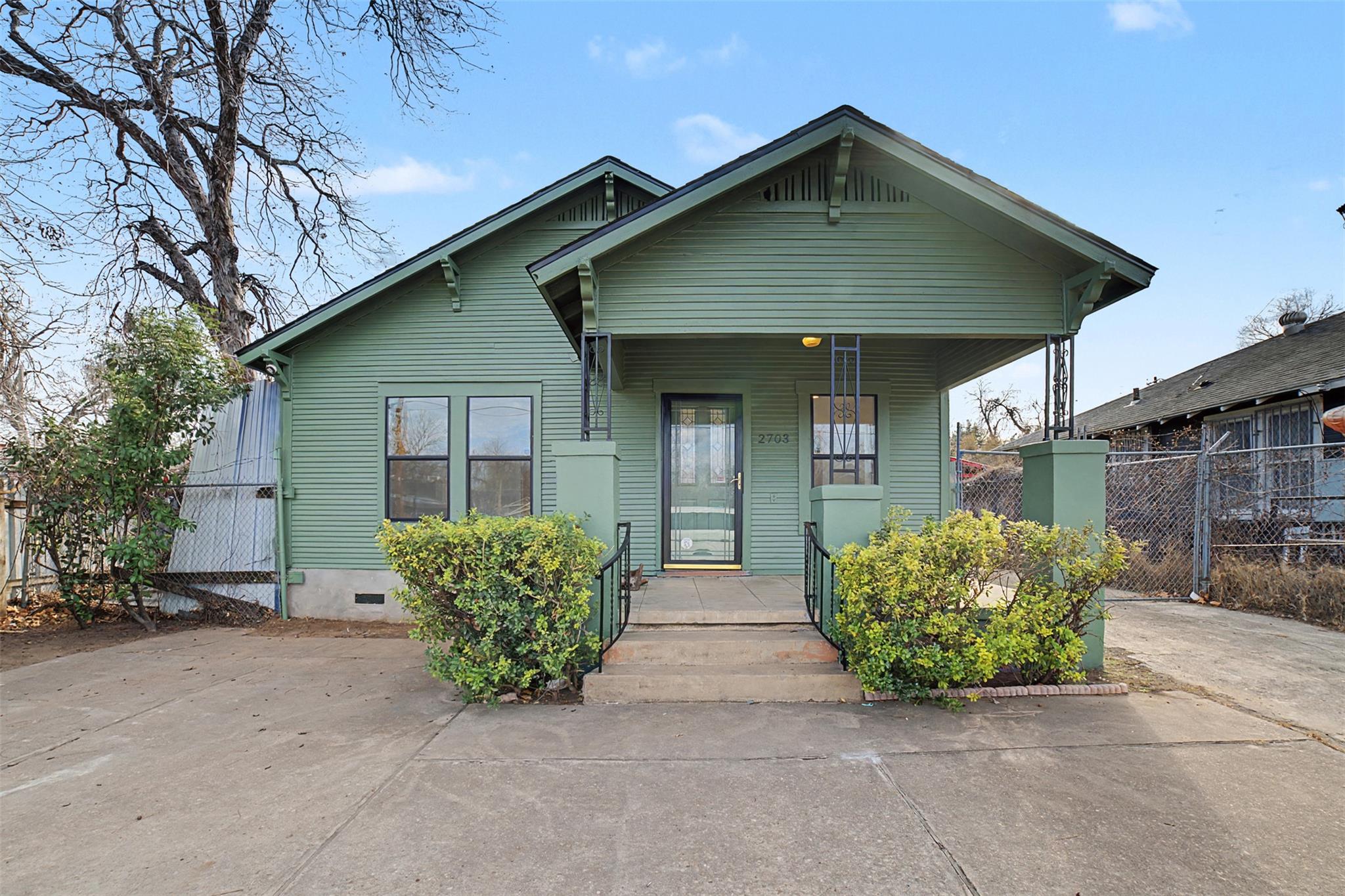 2703 E Cesar Chavez ST