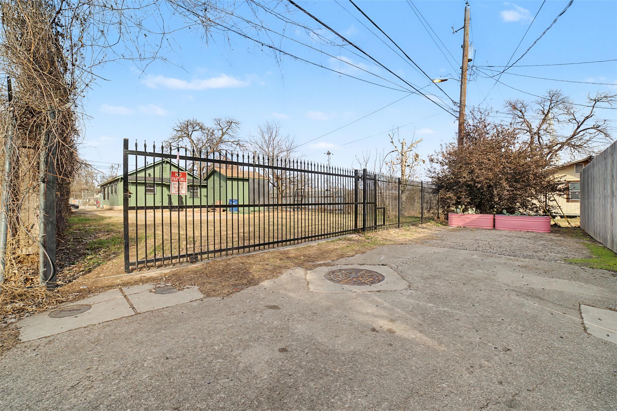 2703 E Cesar Chavez ST