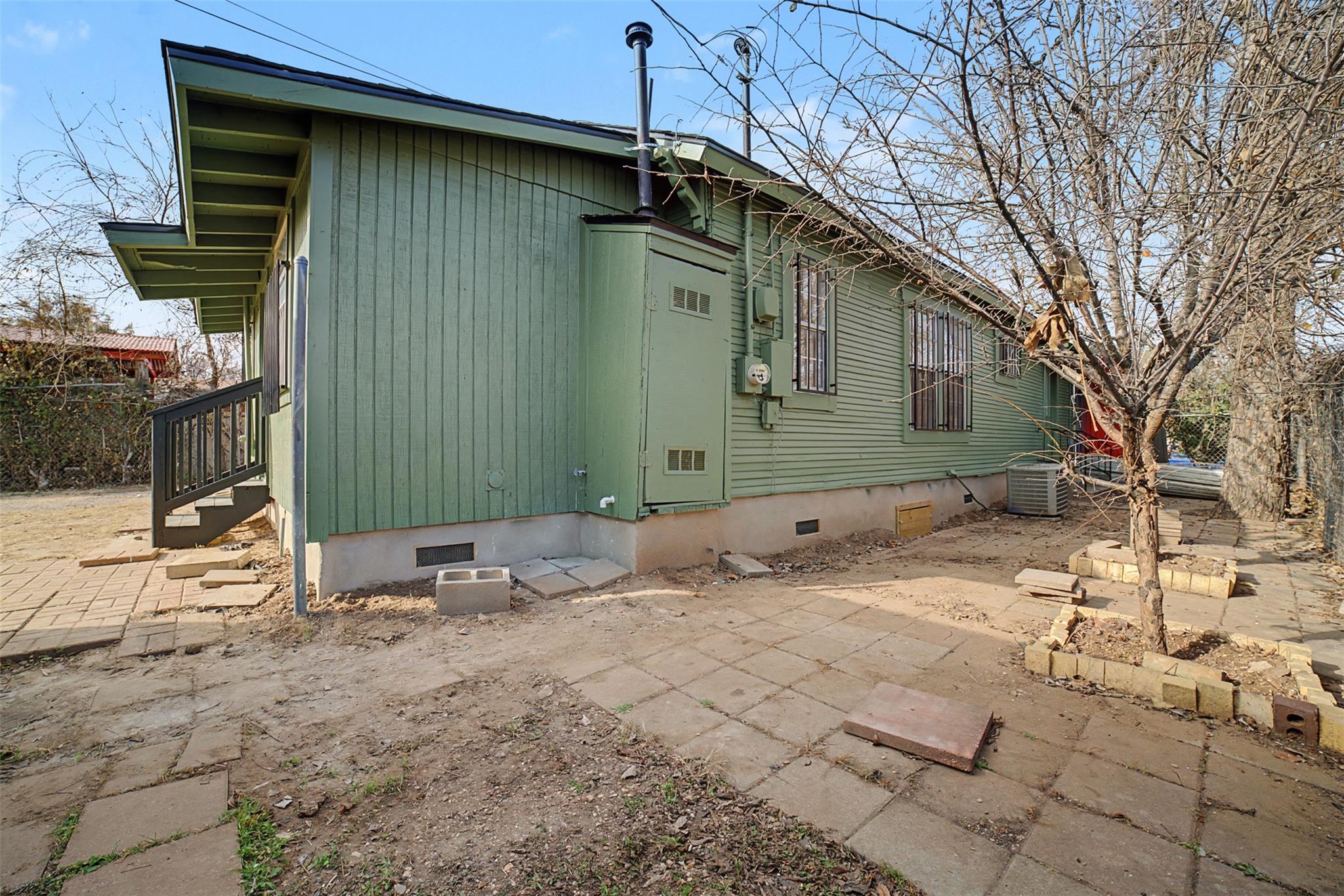 2703 E Cesar Chavez ST