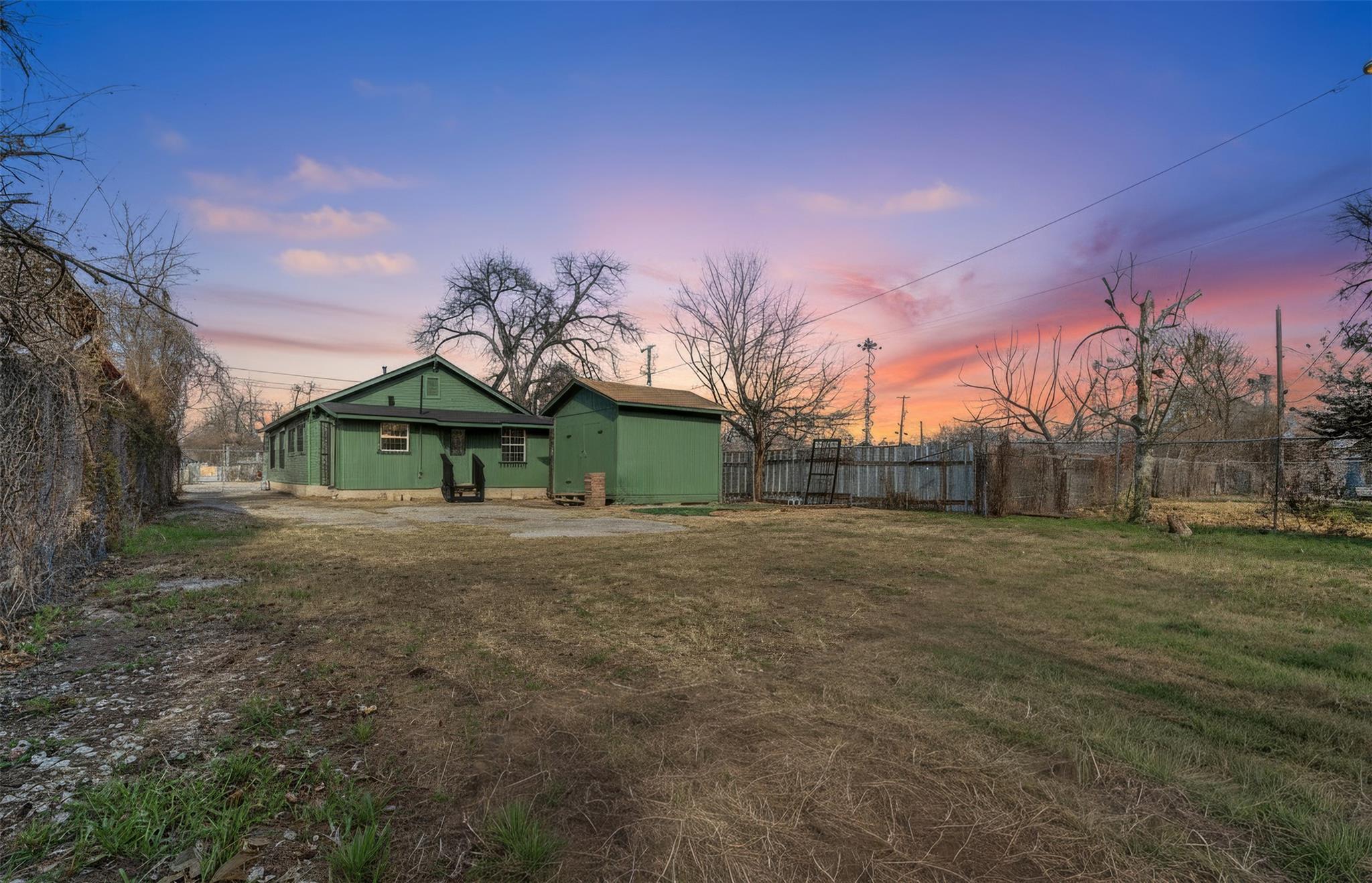 2703 E Cesar Chavez ST