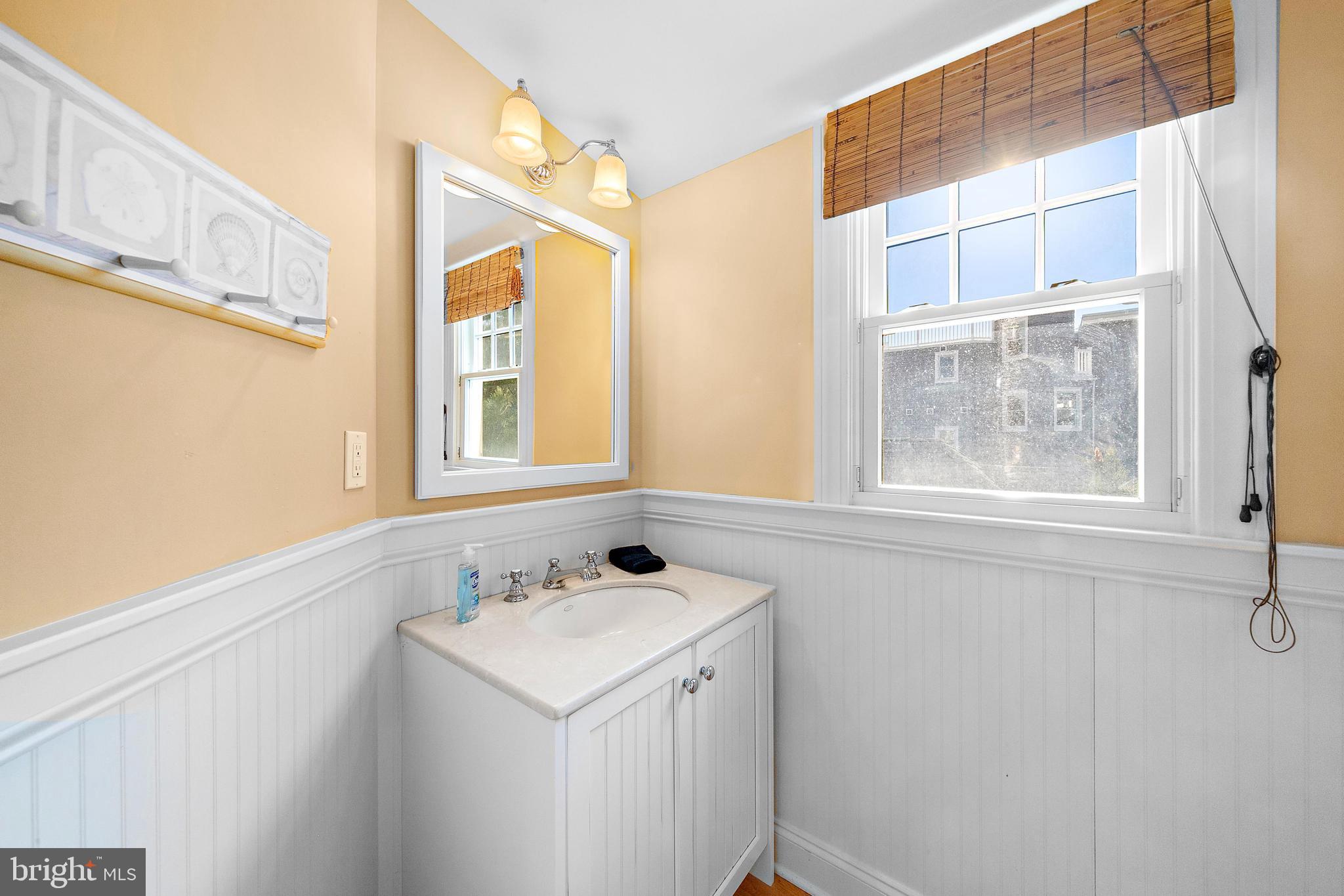 122 E 20TH STREET