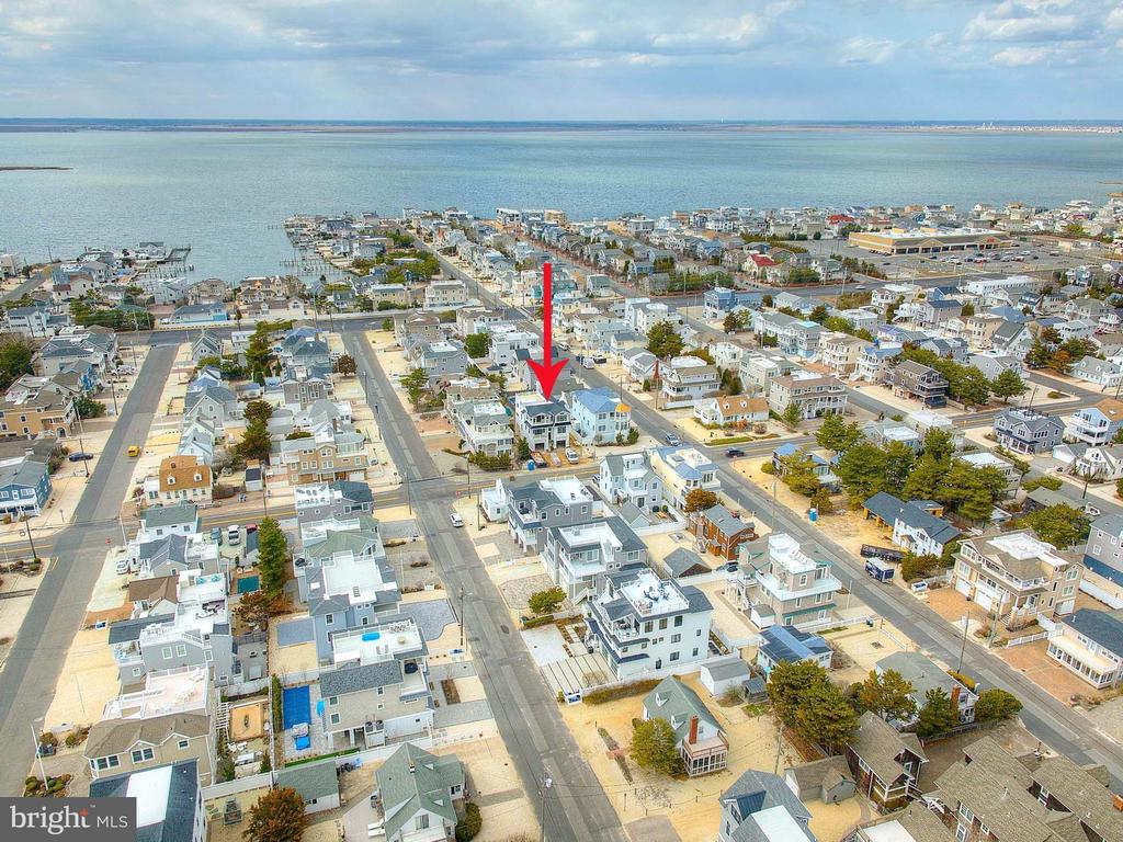 10008 BEACH AVENUE