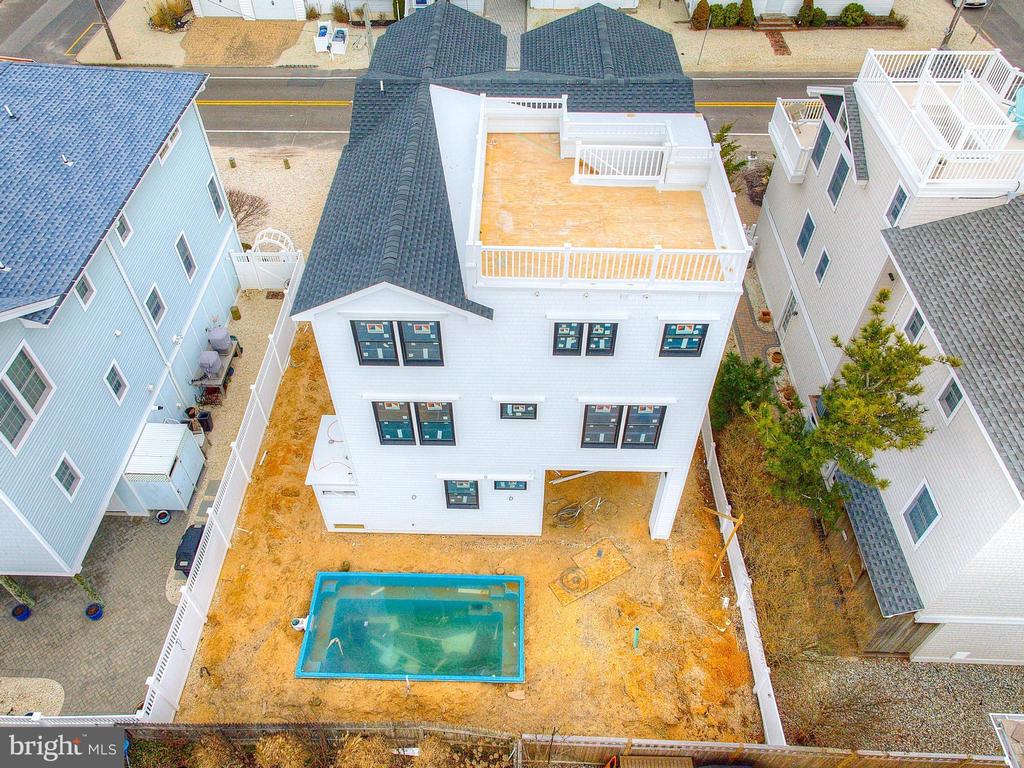 10008 BEACH AVENUE