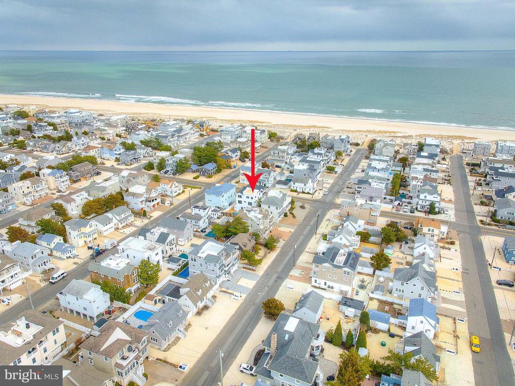 10008 BEACH AVENUE