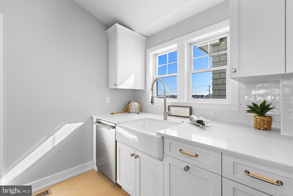 2600 LONG BEACH BOULEVARD 15