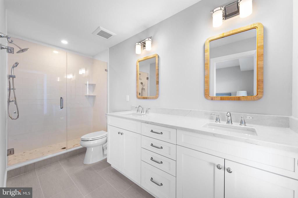 2600 LONG BEACH BOULEVARD 15