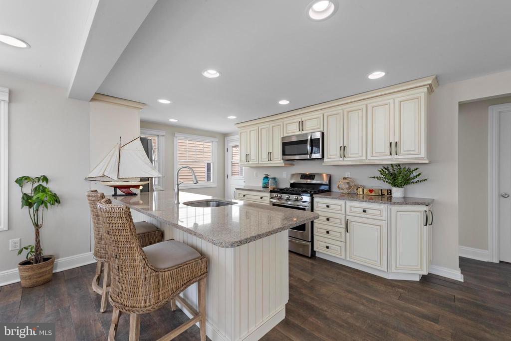 7 W JACQUELINE AVENUE