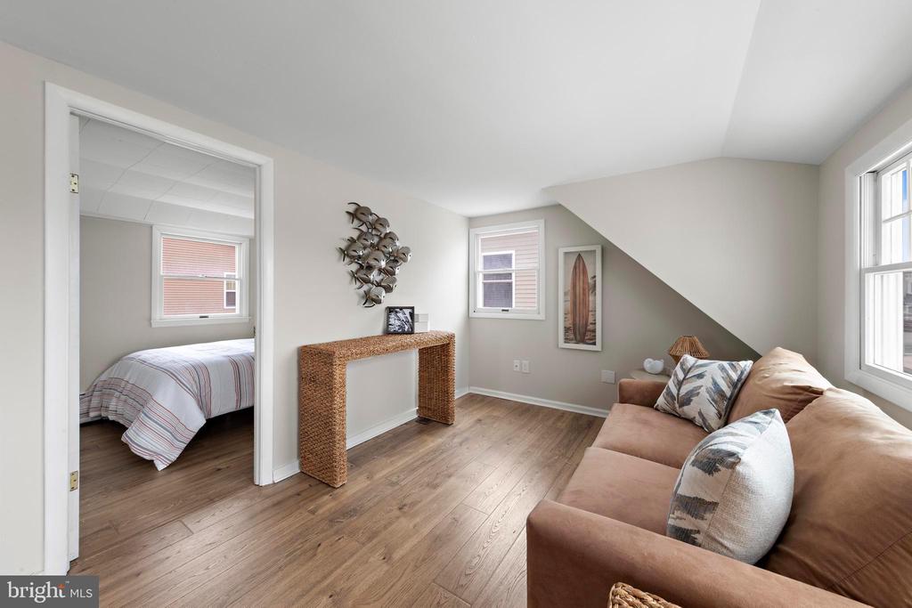 7 W JACQUELINE AVENUE