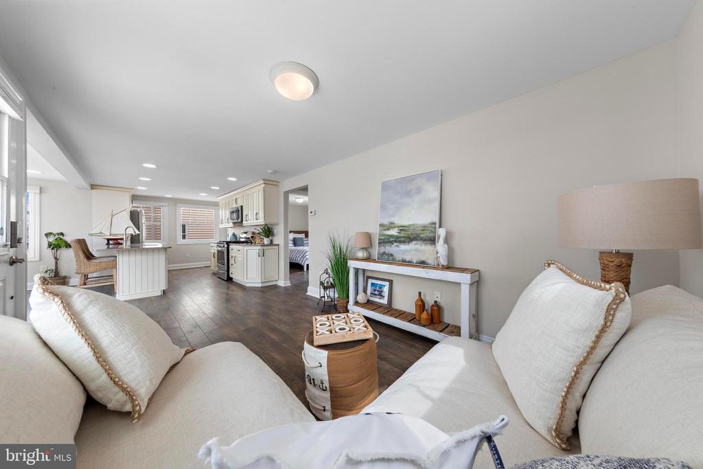 7 W JACQUELINE AVENUE