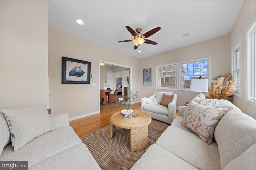 7 W JACQUELINE AVENUE