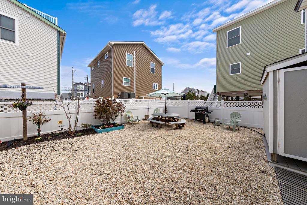 7 W JACQUELINE AVENUE