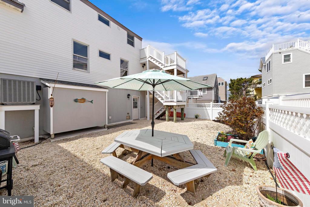7 W JACQUELINE AVENUE
