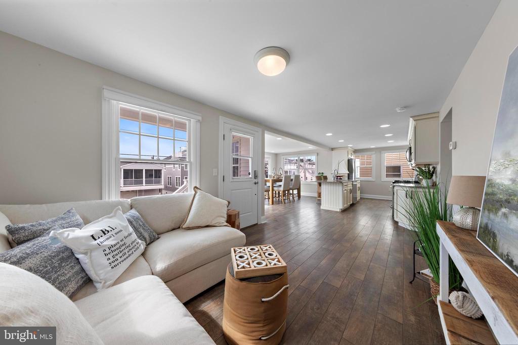 7 W JACQUELINE AVENUE