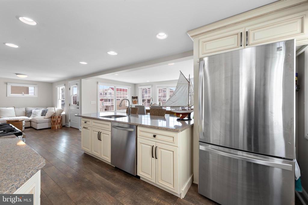 7 W JACQUELINE AVENUE