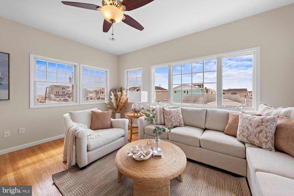 7 W JACQUELINE AVENUE