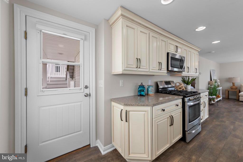 7 W JACQUELINE AVENUE