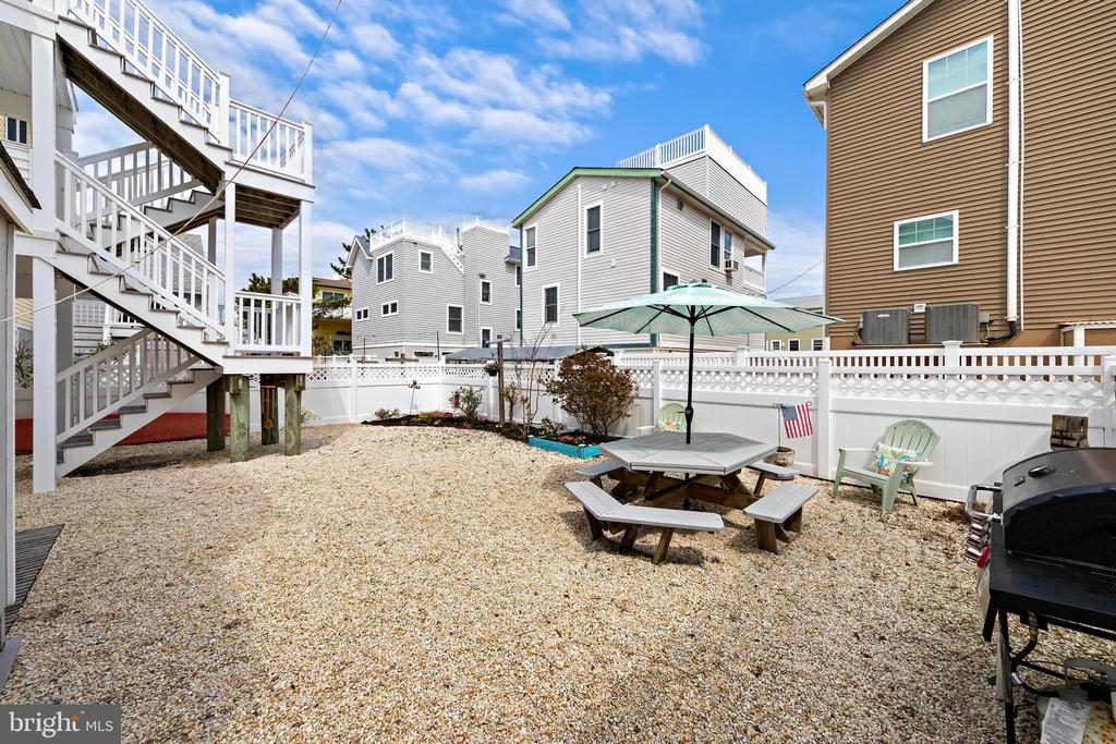 7 W JACQUELINE AVENUE