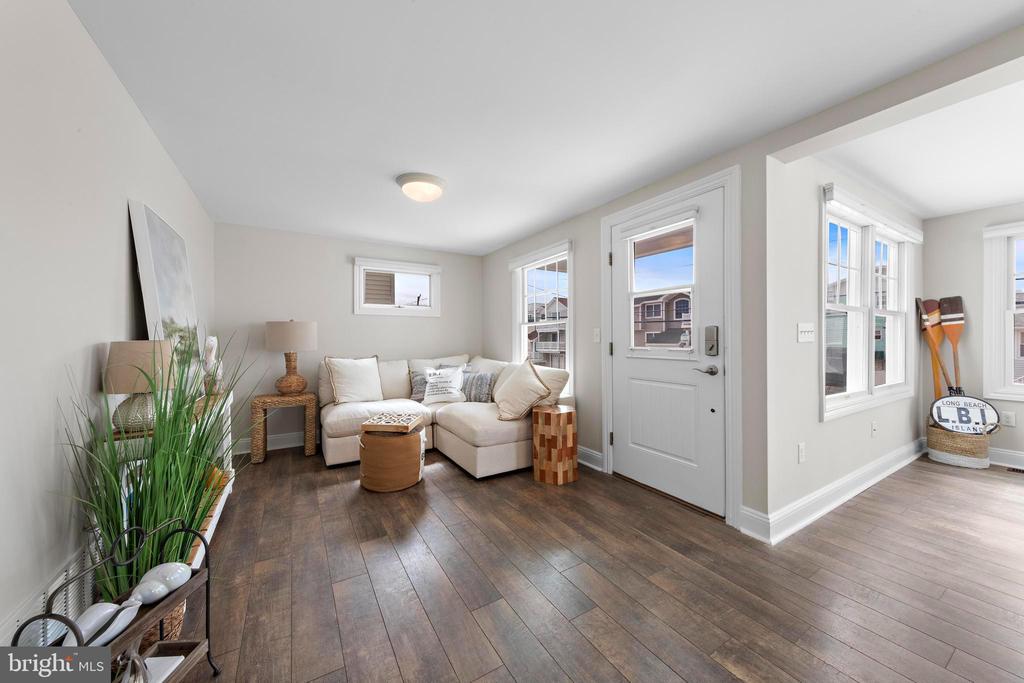 7 W JACQUELINE AVENUE