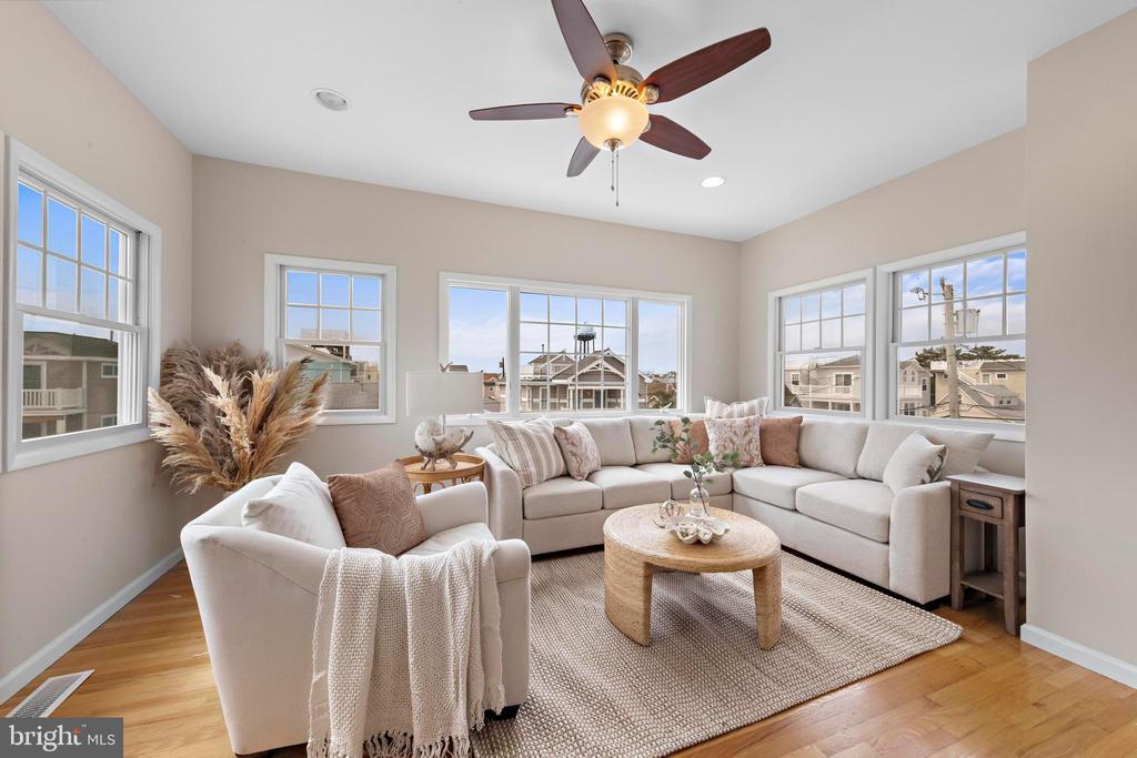 7 W JACQUELINE AVENUE
