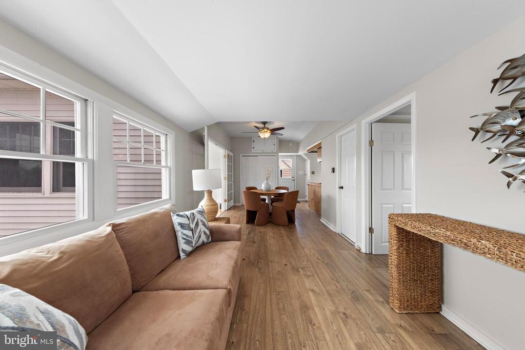 7 W JACQUELINE AVENUE