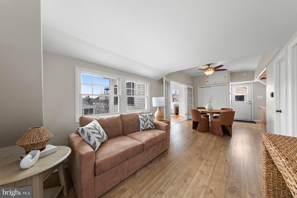 7 W JACQUELINE AVENUE