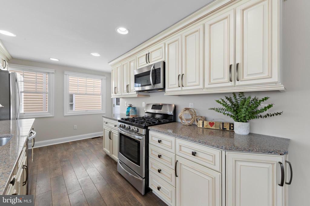 7 W JACQUELINE AVENUE