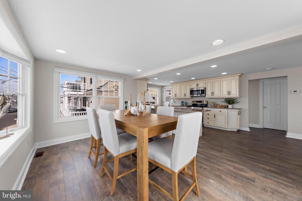 7 W JACQUELINE AVENUE