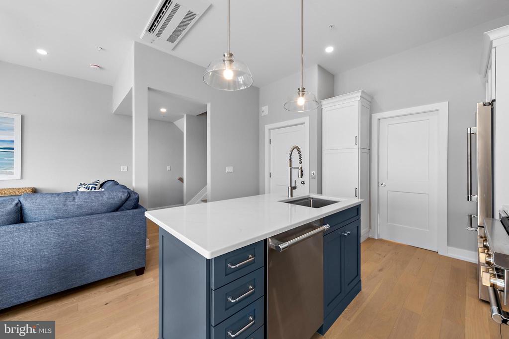 2600 LONG BEACH BOULEVARD 7