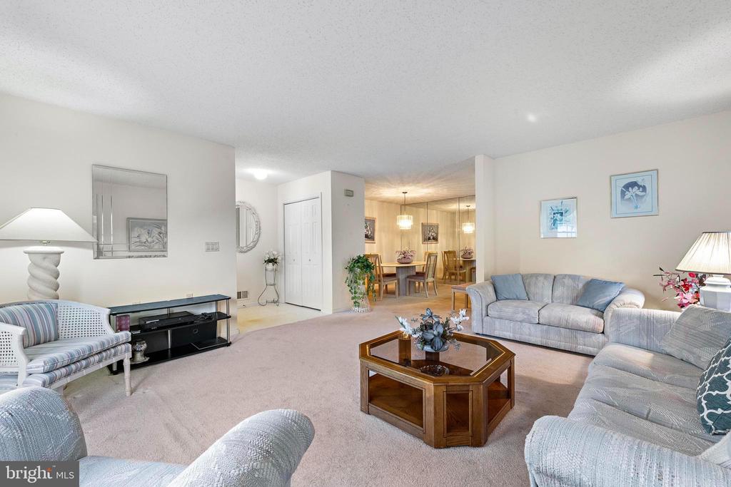 2 COTTONWOOD DRIVE