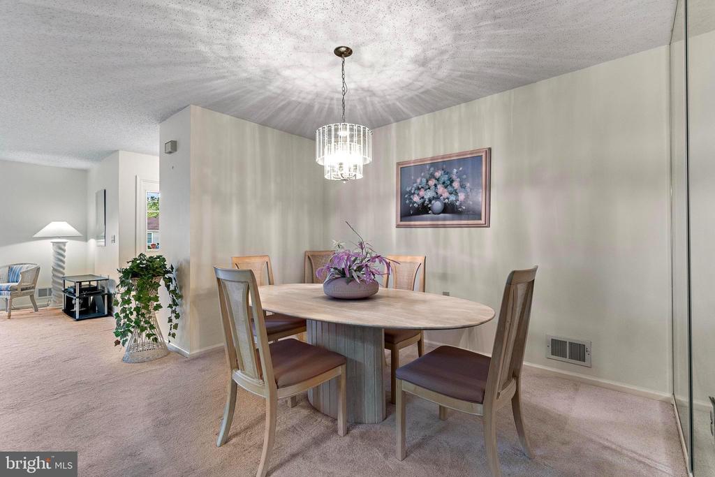 2 COTTONWOOD DRIVE
