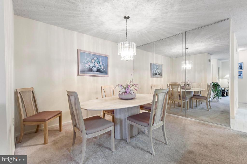 2 COTTONWOOD DRIVE