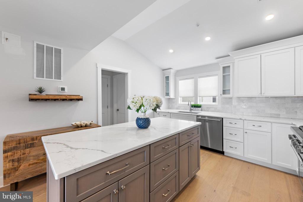 2600 LONG BEACH BOULEVARD 14