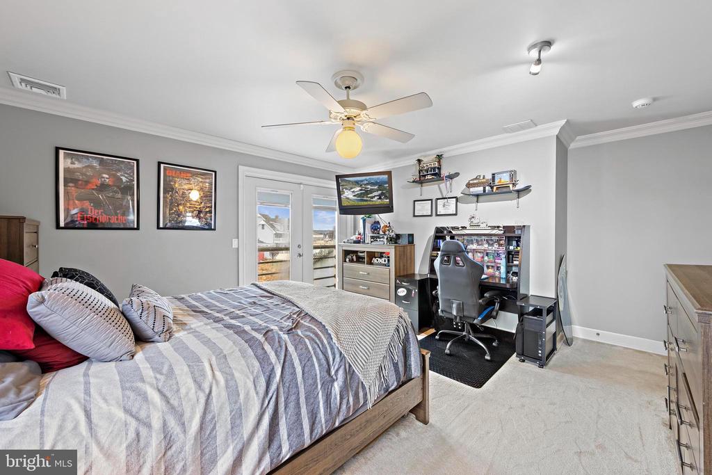 915 SHENANDOAH DRIVE