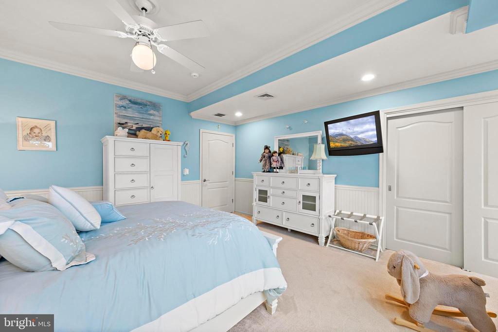915 SHENANDOAH DRIVE