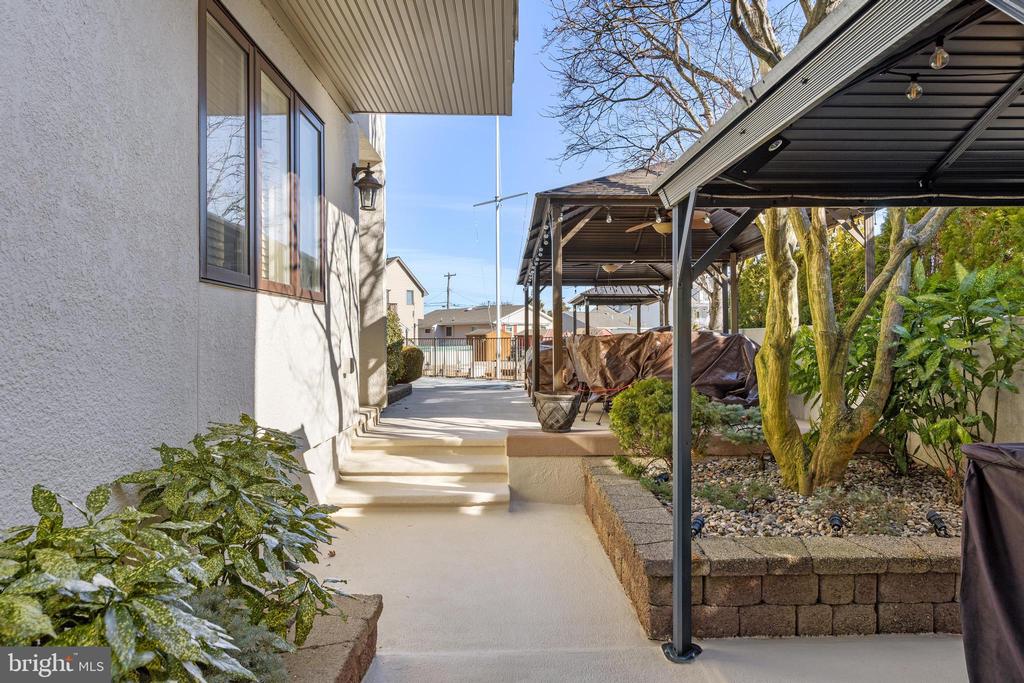 915 SHENANDOAH DRIVE