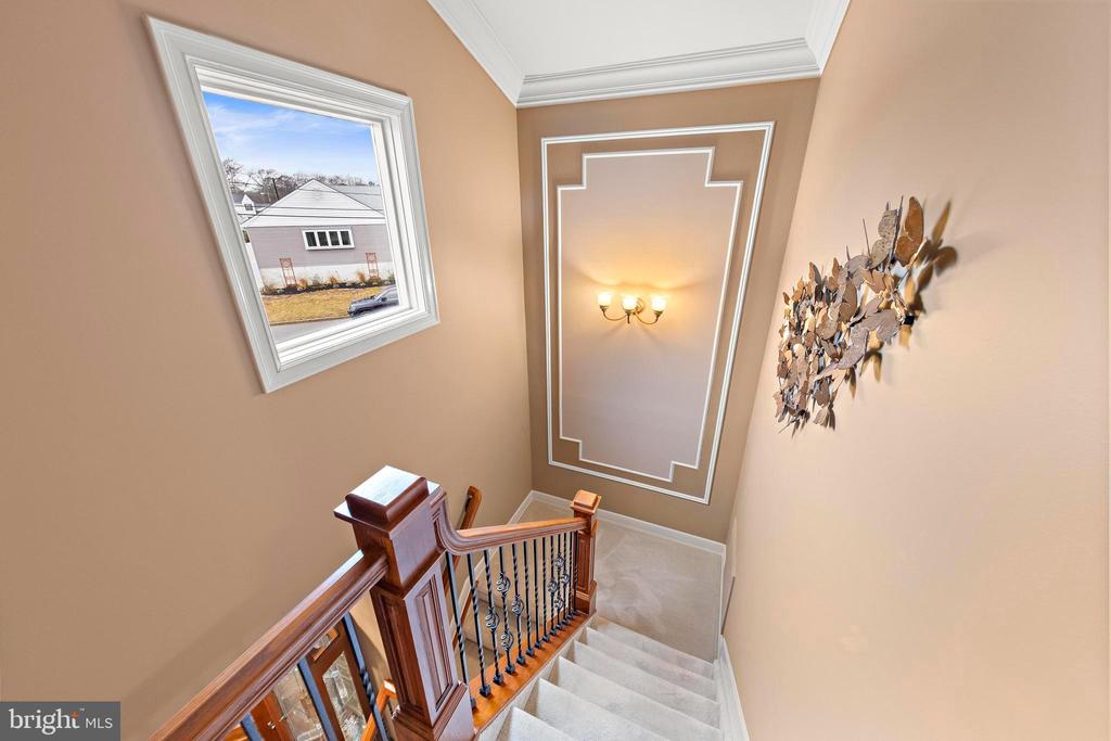 915 SHENANDOAH DRIVE
